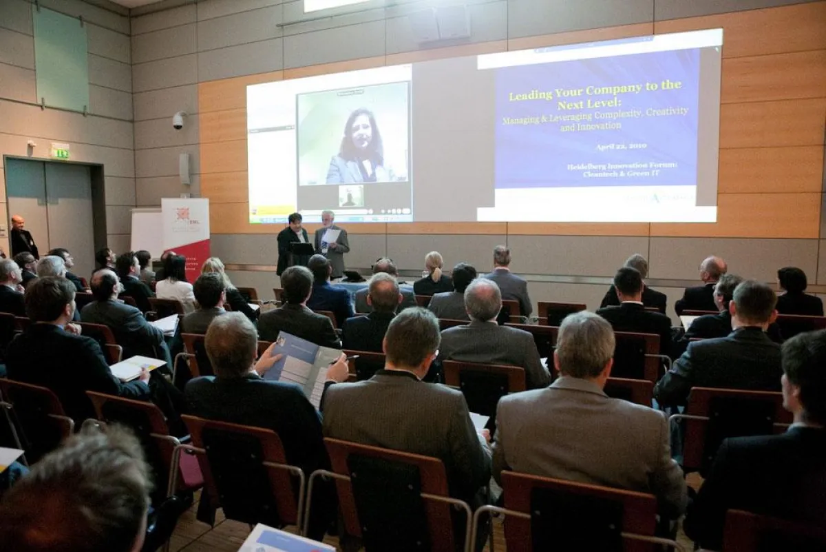 Internationale Teilnehmer, die aufgrund der Aschewolke nicht anreisen konnten, präsentieren ihre Lösungen via Videokonferenz. (Bild: MFG/Ginger Neumann)