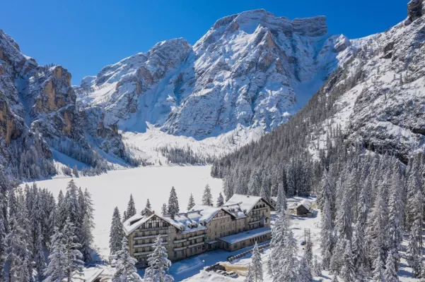 Bild: 7 Winterhotels zwischen schneebedeckten Bergen und stillen Seen