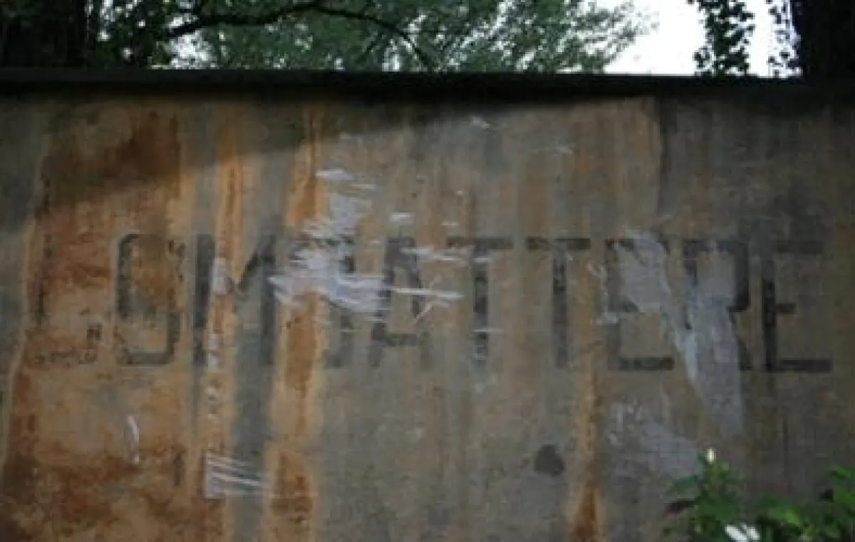 Ein Teil des faschistischen Schriftzuges beim Meraner Pferderennplatz