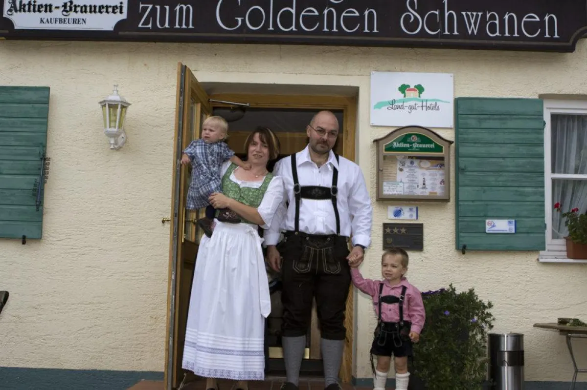 Wirtsfamilie Baudisch im Goldenen Schwanen in Frankenried