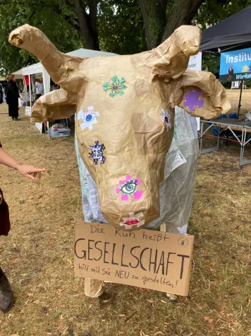 Bild: PM: DD-Künstler ist mit lebensgroßer Pappkuh in Dresden unterwegs und lädt zum Mitgestalten ein 