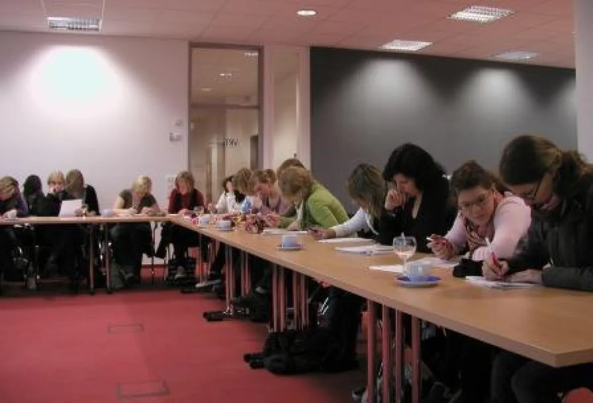 Schülerinnen der Ursulinenschule Hersel beim Bewerbungstraining in den Räumen der Bonner Steuerberatungsgesellschaft VRT Linzbach, Löcherbach und Partner.