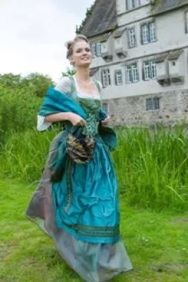 Michaela Keune kombiniert traditionellen Schnitt mit modernen Elementen und höfischem Rokoko Bild: Michaela Keune kombiniert traditionellen Schnitt mit modernen Elementen und höfischem Rokoko