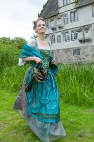 Michaela Keune kombiniert traditionellen Schnitt mit modernen Elementen und höfischem Rokoko Bild: Michaela Keune kombiniert traditionellen Schnitt mit modernen Elementen und höfischem Rokoko