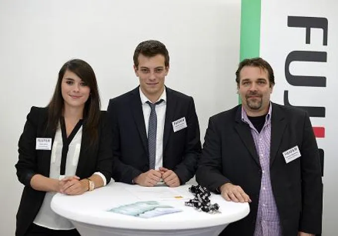 Bild: Schüler im Dialog mit der Praxis