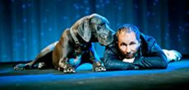 Bild: Partykönig Michael Ammer signiert Charity-Bildband "Odie meets..." in Wien