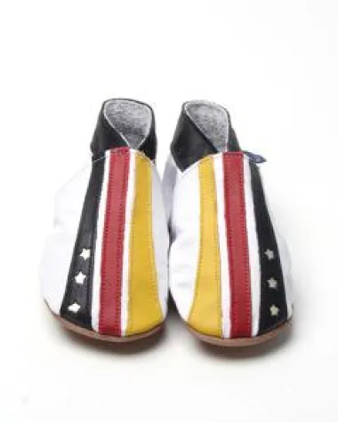 Bild: Nicht nur zur EM: Kleine Globetrotter zeigen Flagge mit trendigen Krabbelschuhen