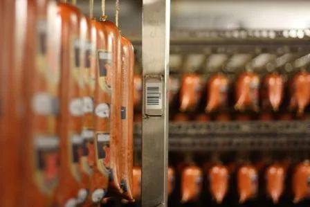 Bild: Rügenwalder Mühle kennzeichnet Rauchwagen mit Keramiketiketten von inotec