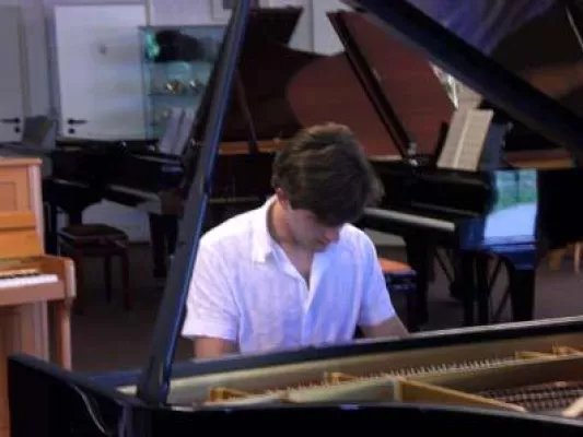 Bild: Griechischer Pianist erfüllt sich seinen Traum