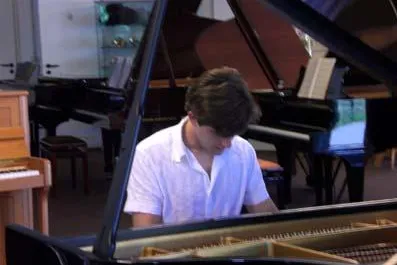 Bild: Griechischer Pianist erfüllt sich seinen Traum