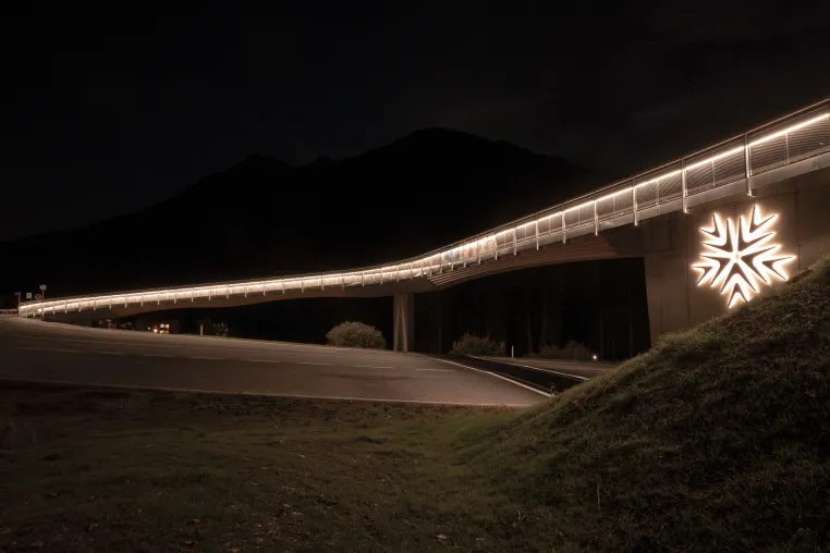 Bild: Die neue Brücke in St. Anton am Arlberg: Hohe Sicherheit durch 170 Meter Licht-im-Handlauf