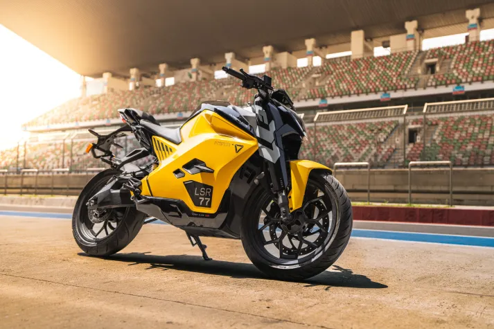 Bild: Marktstart in Deutschland: Ultraviolette stellt das Elektromotorrad F77 auf der RELOAD LAND 2025 vor