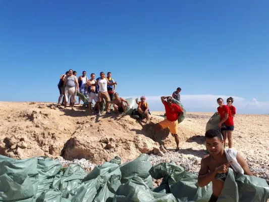 Bild: Vereinsteam engagiert sich gegen Plastikmüllverschmutzung am Roten Meer