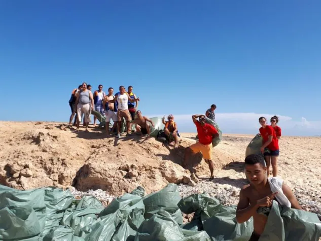 Bild: Vereinsteam engagiert sich gegen Plastikmüllverschmutzung am Roten Meer