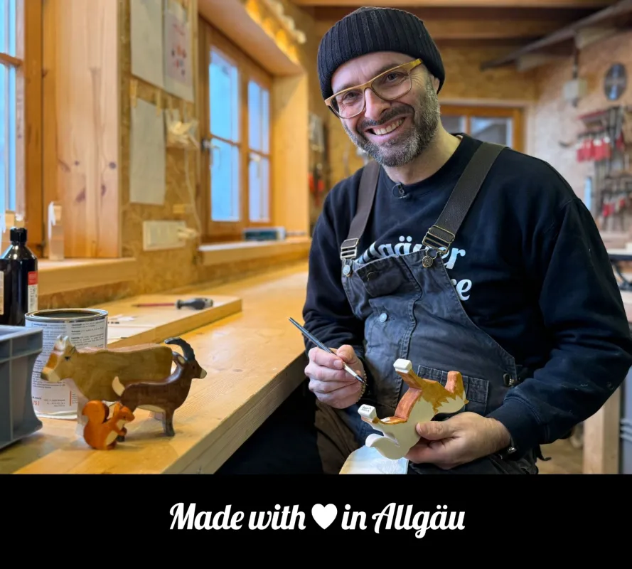 Daniel Köpf, Gründer der Allgäuer Holztiere, in seiner Werkstatt in Stiefenhofen. Mit der Initiative (© Foto: Daniel Lettrich / Gestaltung: Daniel Köpf)