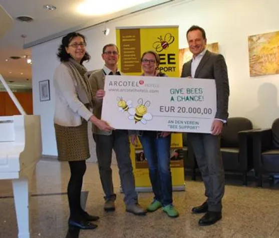 Bild: ARCOTEL Hotels übergibt EUR 20.000-Spende an "Bee Support"