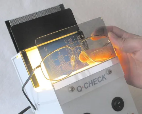 Bild: Schnelle und professionelle Qualitätsprüfung montierter Brillen mit dem Q-CHECK von LUMOS