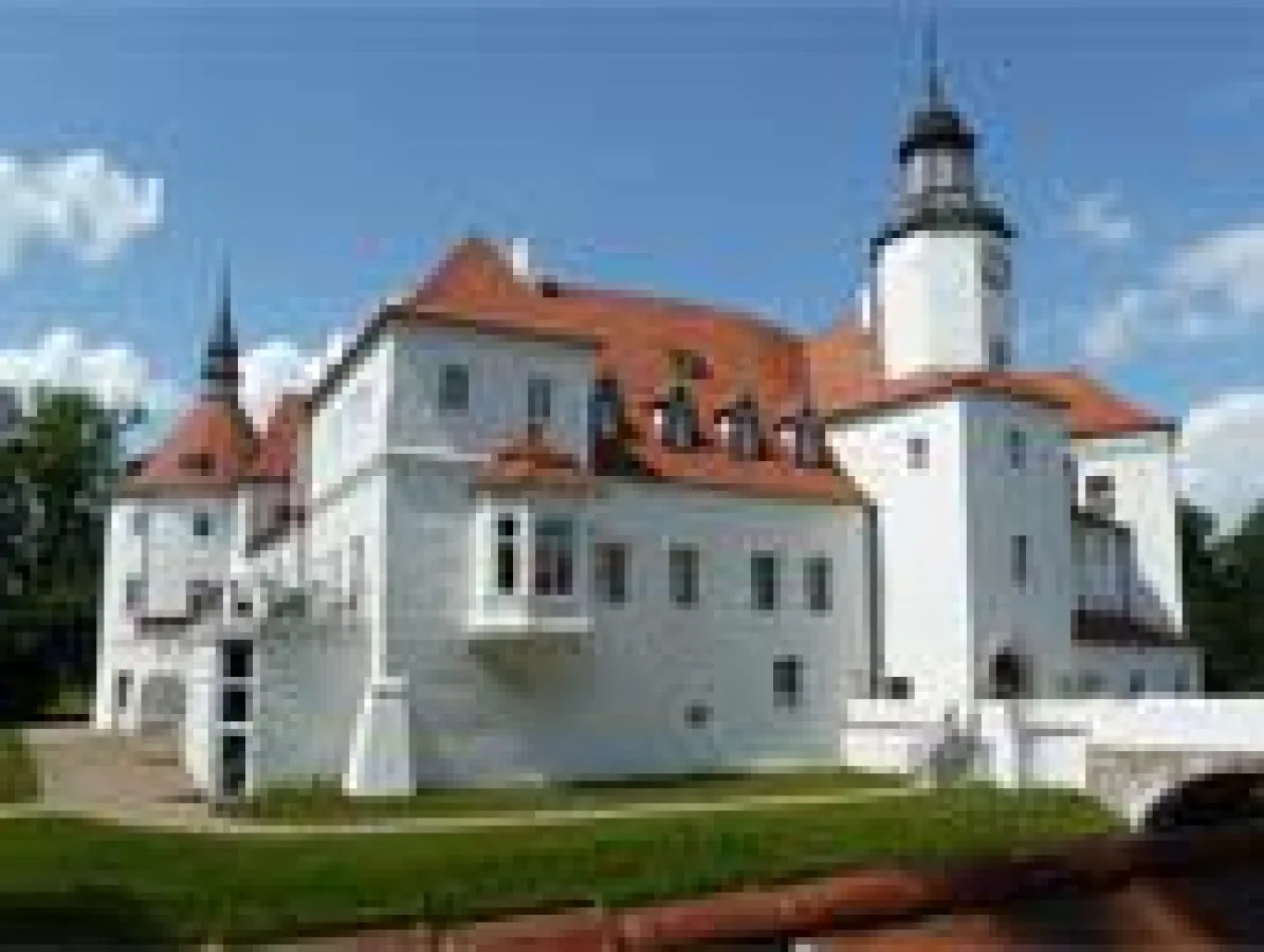 Traumziel Wasserschloss Fürstlich Drehna zwischen den Bahnhöfen Walddrehna und Luckaitztal