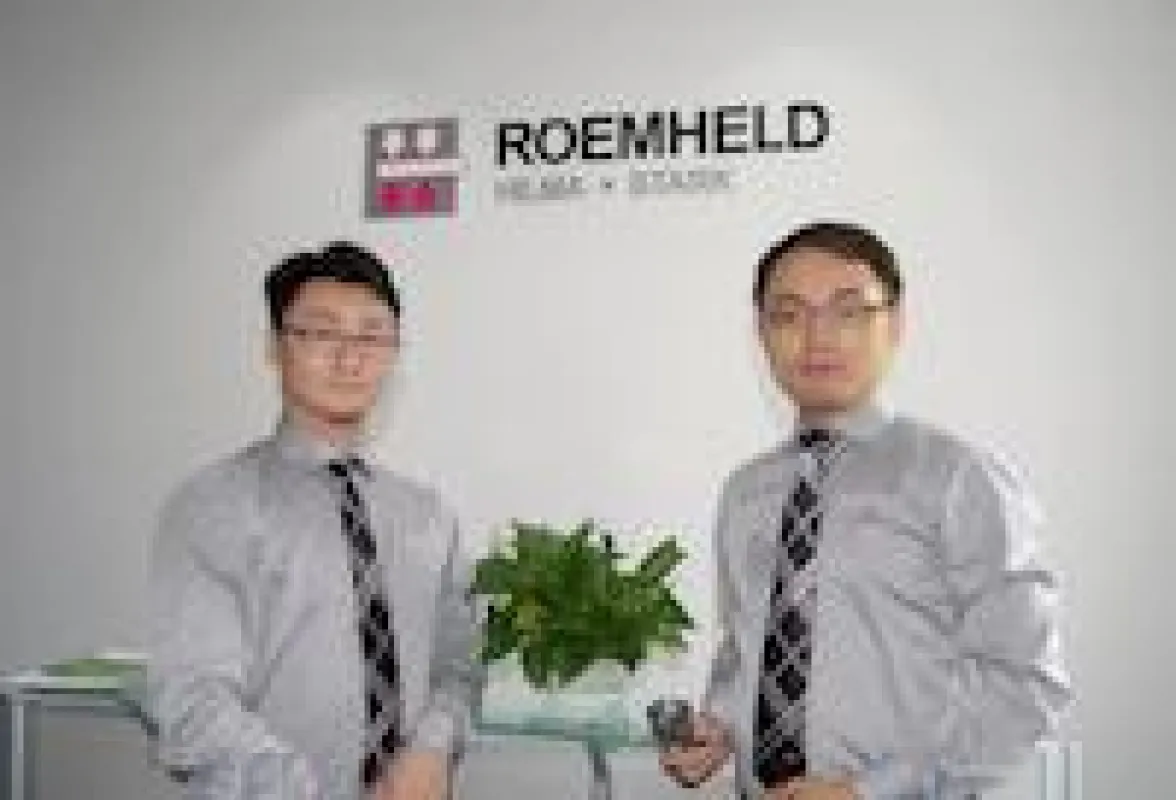 Vertriebsleiter Wenbo He (links) und General Manager Jia Tian (Foto: ROEMHELD).