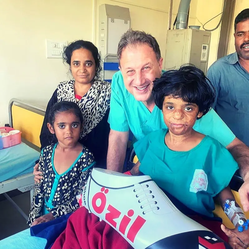 Dr. Schuhmann mit Patientin und dem Symbol des BigShoe e.V