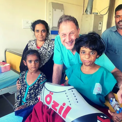 Bild: Dr. Karl Schuhmann - Humanity First, Ärzte helfen Verbrennungsopfern