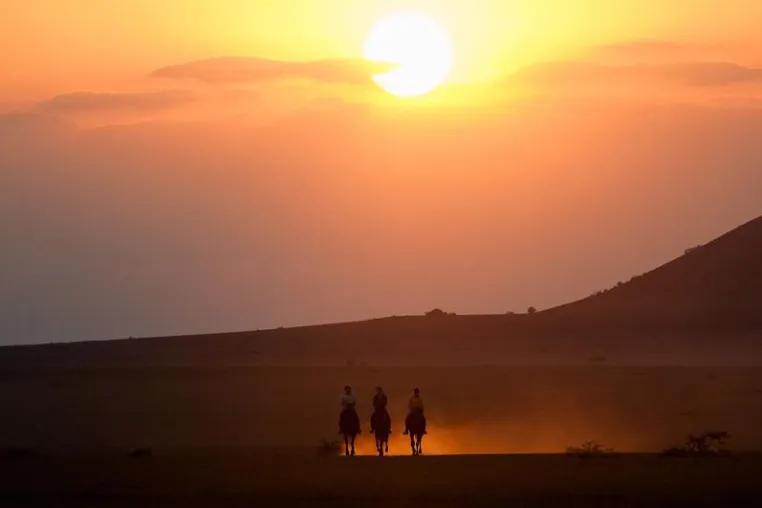 Bild: Der Reiseanbieter Extrakt Exclusive Travel bietet eine aussergewohnliche Reitsafari in Kenia an.