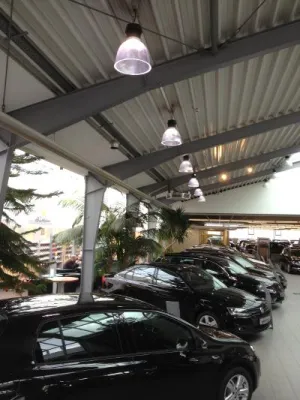 Bild: Autohaus Härtel in Osnabrück: LEDs setzen Autopräsentation mit 70 Prozent weniger Stromkosten ins rechte Licht
