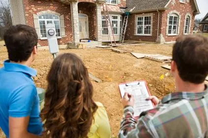 Bild: Eine Hausbau-Versicherung schützt vor Bau-Mangel nicht - Richtig absichern und Bau-Fortschritt beobachten