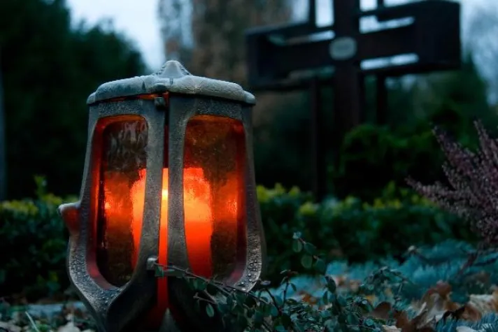 Bild: Gräber im Weihnachtsschmuck