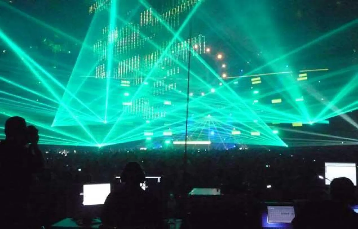 ehemalige Hangars in Tempelhof werden zur Raverlandschaft