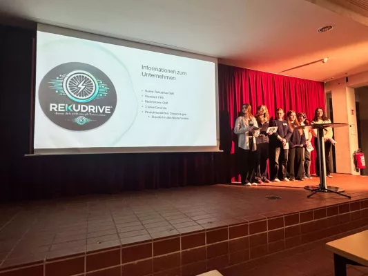 Junge Unternehmer überzeugen in der "Höhle der Löwen" am Viscardi-Gymnasium Bild: Junge Unternehmer überzeugen in der "Höhle der Löwen" am Viscardi-Gymnasium