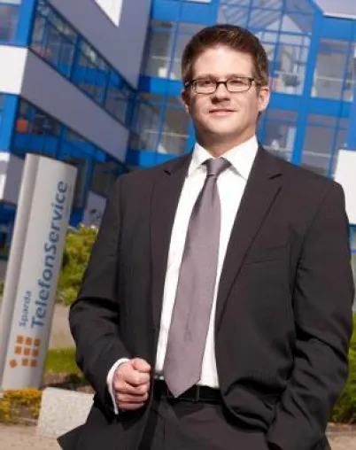 Bild: Niclas Bychowski moderiert das Dialogforum I der Contact Center Trends