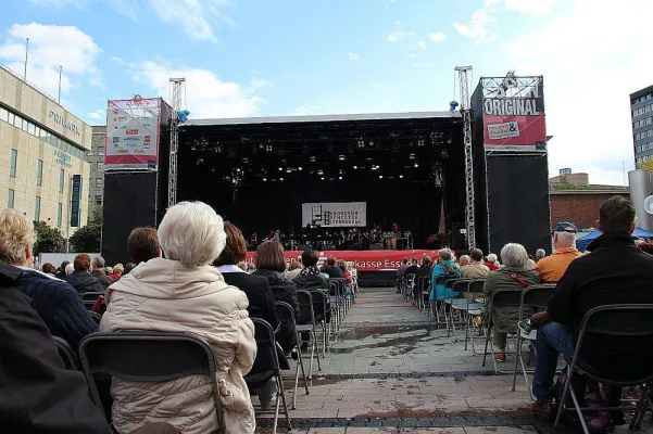 Bild: 230 m2 AKKORDEONmusik bei „ESSEN.ORIGINAL.“ - umsonst & draußen