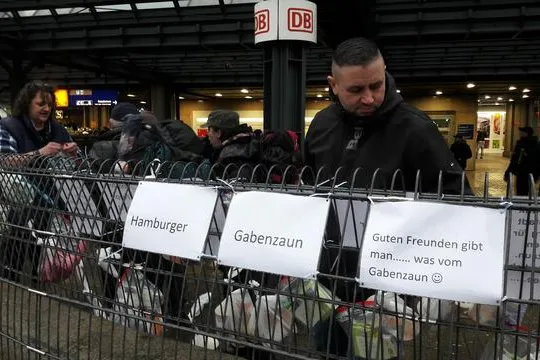Bild: Tierschutzpartei engagiert sich weiter am Hamburger Gabenzaun