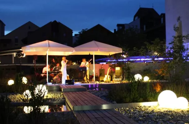 Bild: Musiksommer in der Wohlfühl-Therme: Bad Griesbach erwartet Badegäste mit warmem Wasser und coolem Sound