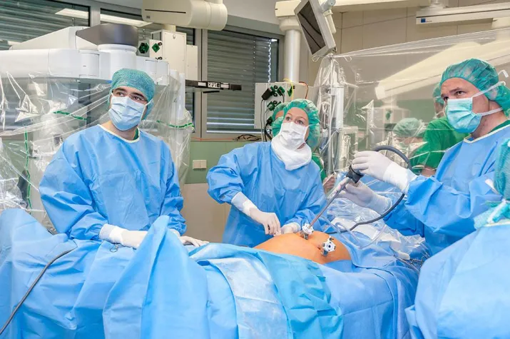 Bild: Europaweit erste gynäkologische Operation mit neuem „da Vinci®“-Roboter