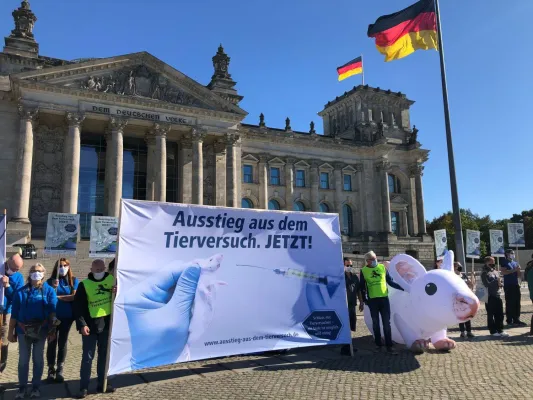 Zum Welttierschutztag: Protestaktion vor dem Bundestag für den Ausstieg aus dem Tierversuch Bild: Zum Welttierschutztag: Protestaktion vor dem Bundestag für den Ausstieg aus dem Tierversuch