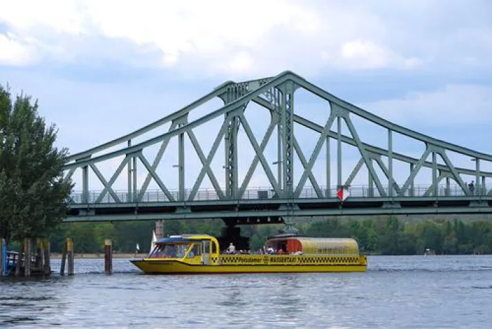 Bild: Mit einem Wassertaxi ins Hotel