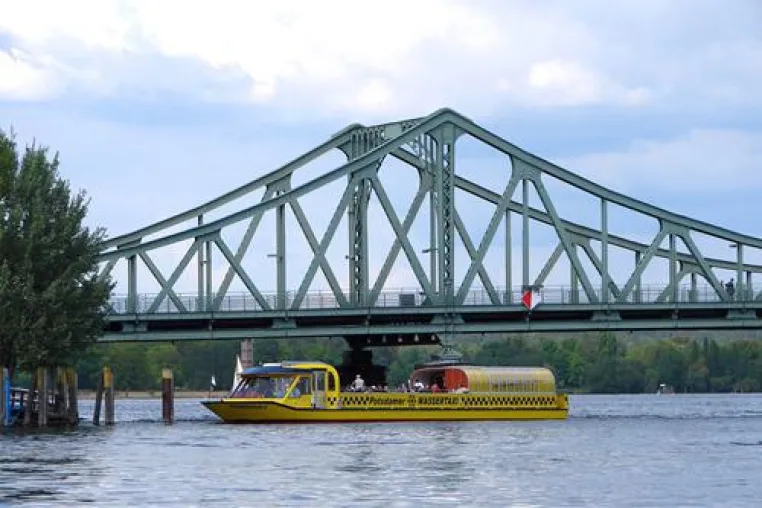 Mit einem Wassertaxi ins Hotel Bild: Mit einem Wassertaxi ins Hotel