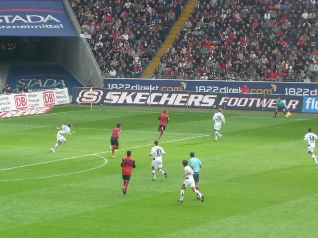 NEU: Skechers Bandenwerbung bei Eintracht Frankfurt