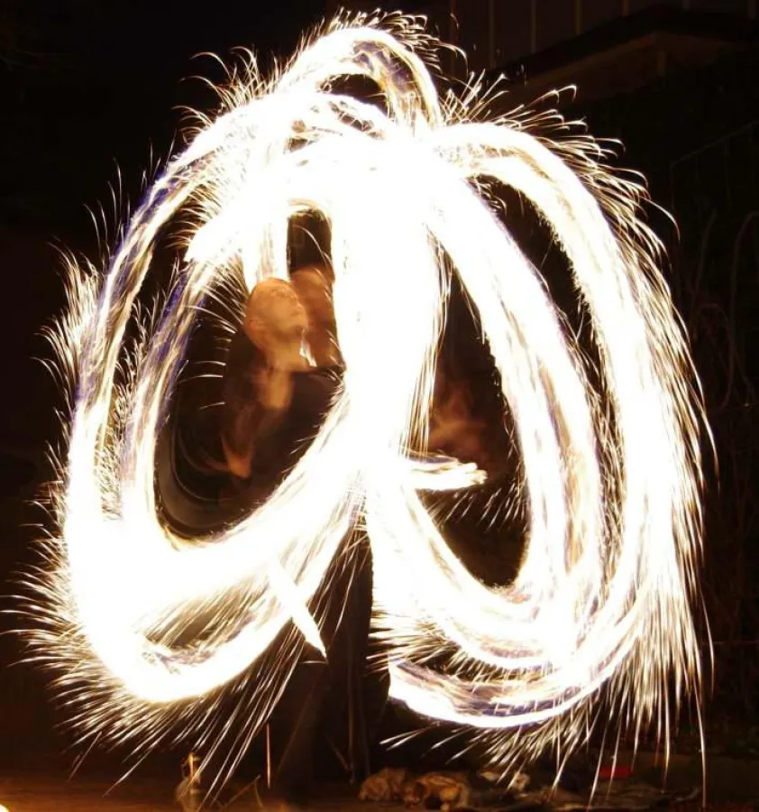 Funkenfeuer des Feuerkünstlers MAD-HIAS bei seiner Feuershow