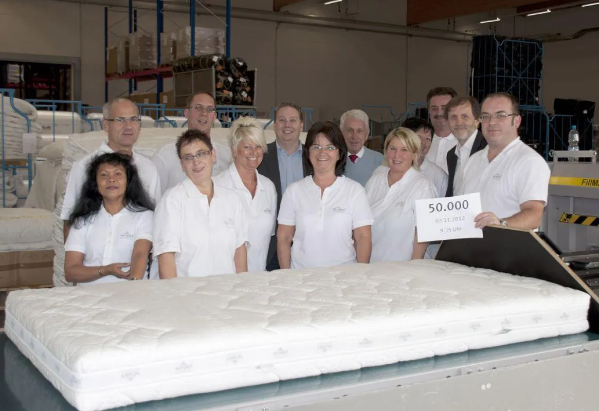 Die Wenatex-Geschäftsführung mit dem Produktionsteam und der fünfzigtausendsten Matratze.