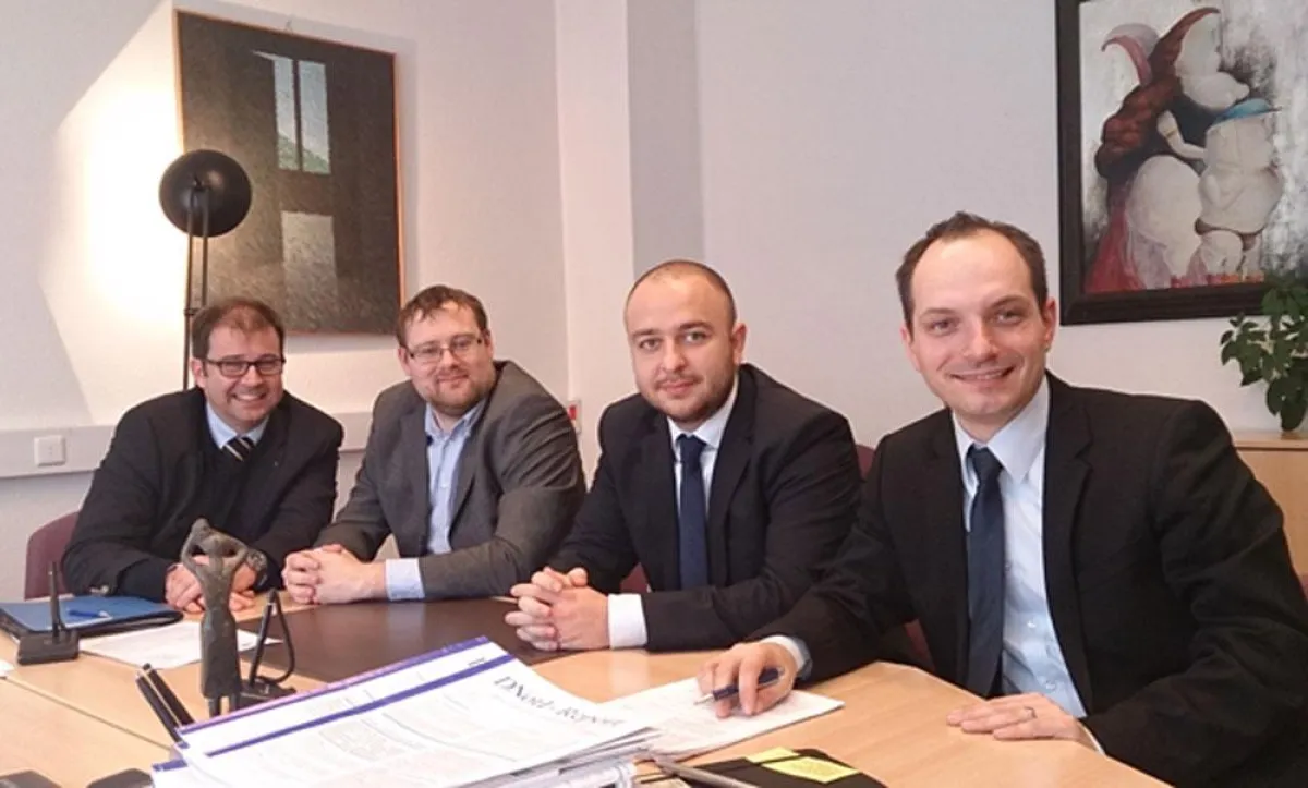 Die vier Gründer der Inspiricon bei der Vertragsunterschrift