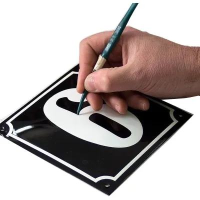 Bild: Von Hand schablonierte Emailleschilder, traditionell hergestellt in Top Qualität