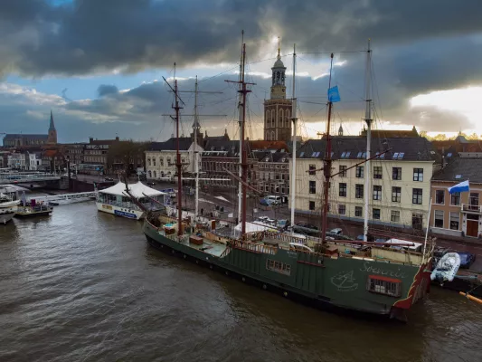 Bild: Ab 1. Juli kann bei NAUPAR die segelnde Lounge gebucht werden