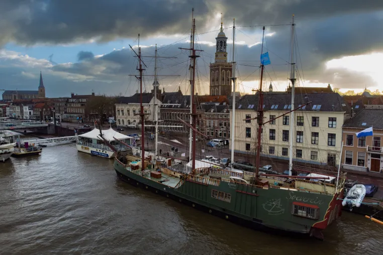 Bild: Ab 1. Juli kann bei NAUPAR die segelnde Lounge gebucht werden