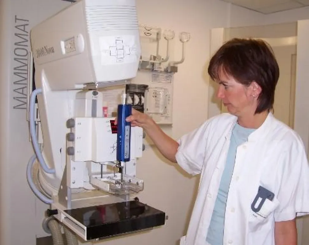 Die Patientin sitzt bei dem Eingriff vor dem Gerät, welches Jacqueline Janke, Fachärztin der Radiologie, hier demonstriert.