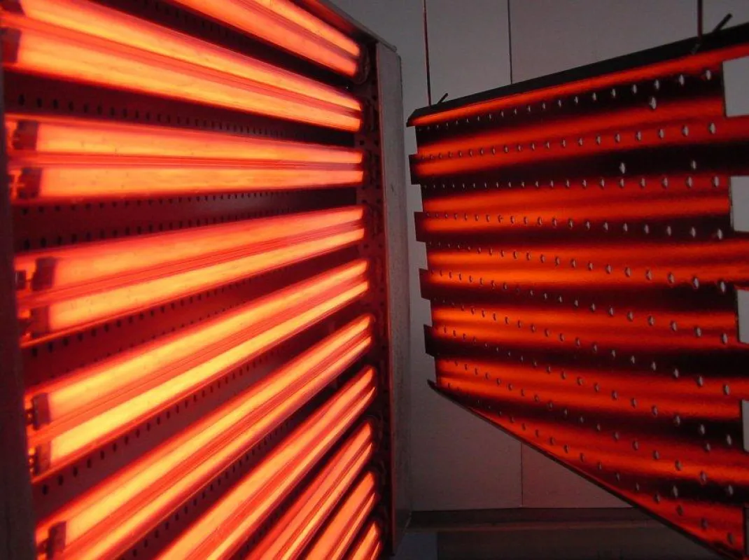 Flache Blechen, wie Lochbleche für Schaltschränke oder Deckenplatten, benötigten eine Haltezeit von etwa 15 Minuten bei ca. 180 °C. Durch Tests bei Heraeus Noblelight wurde gezeigt, dass Infrarot-Stra