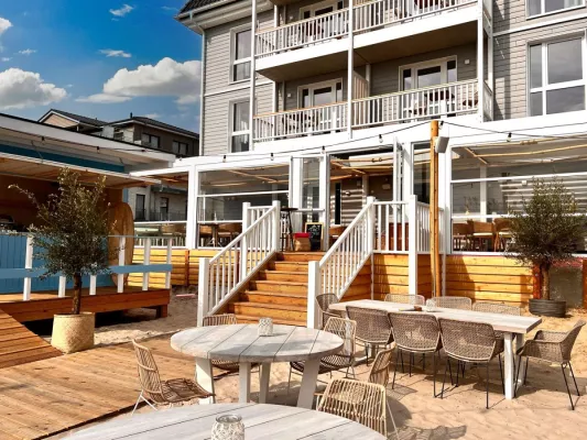 Bild: Stylische Terrassen-Erweiterung fürs ganze Jahr im The Cove