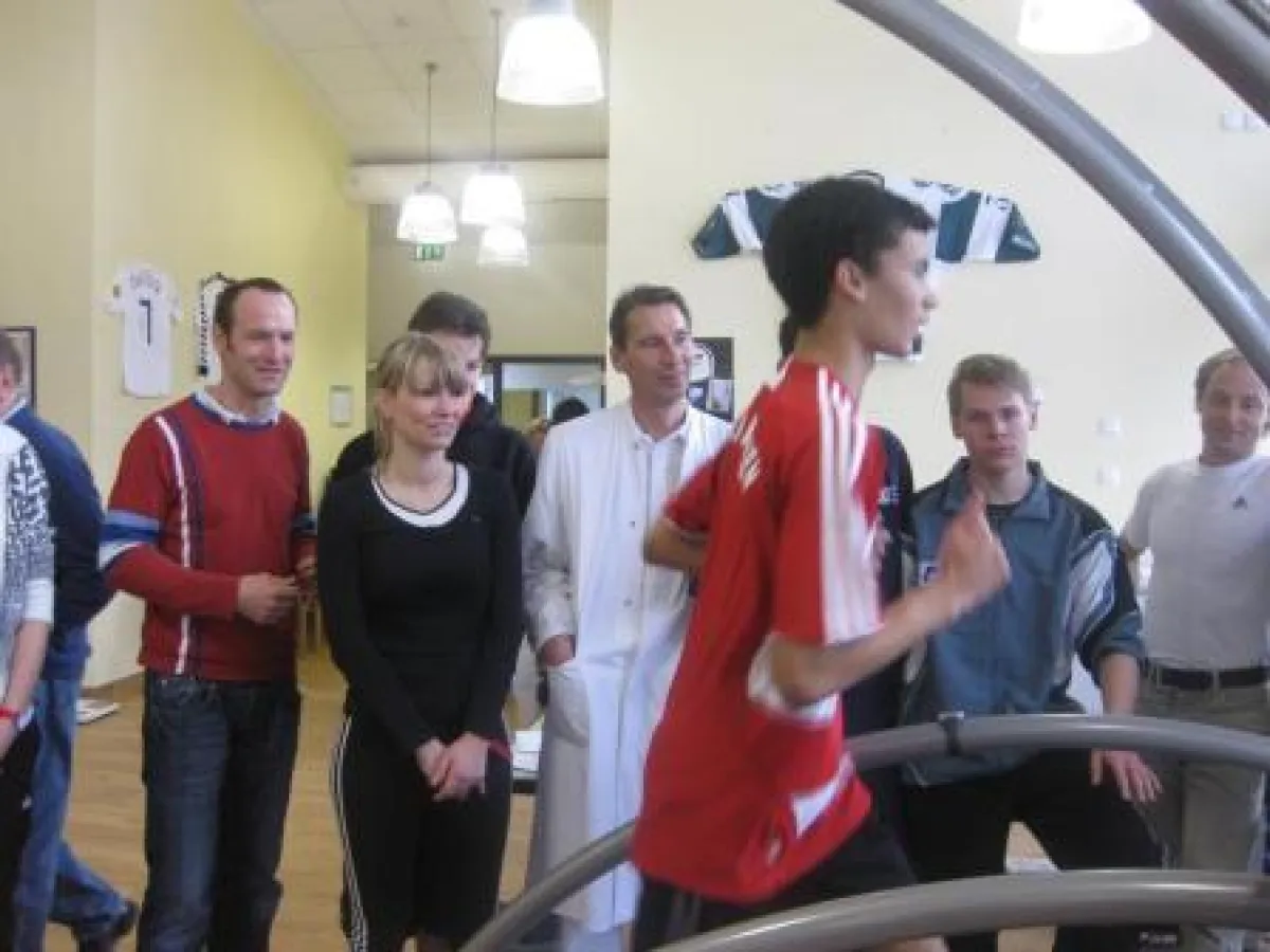 Dr. Stephan Schill, Ärztlicher Direktor Simssee Klinik (Mitte), Christian Gilles und Ralf Neumann, Sportwissenschaftler Leistungsdiagnostik Bad Endorf (außen) beim Leistungstest der jungen Talente im 